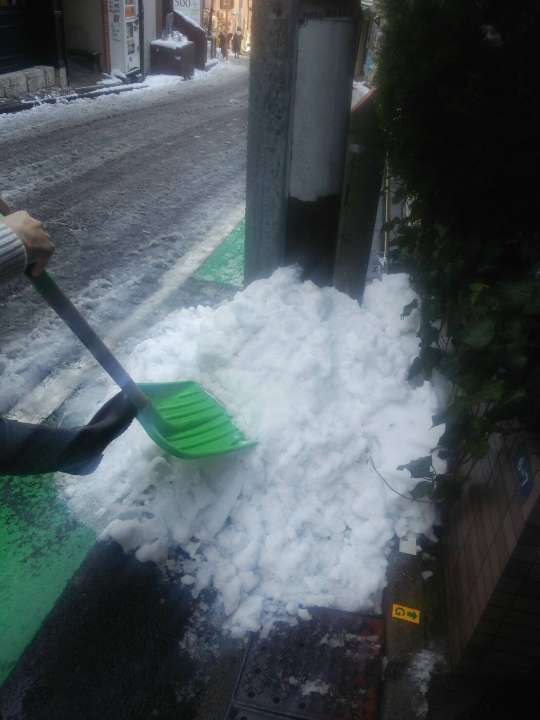 渋谷オフィス　雪かき